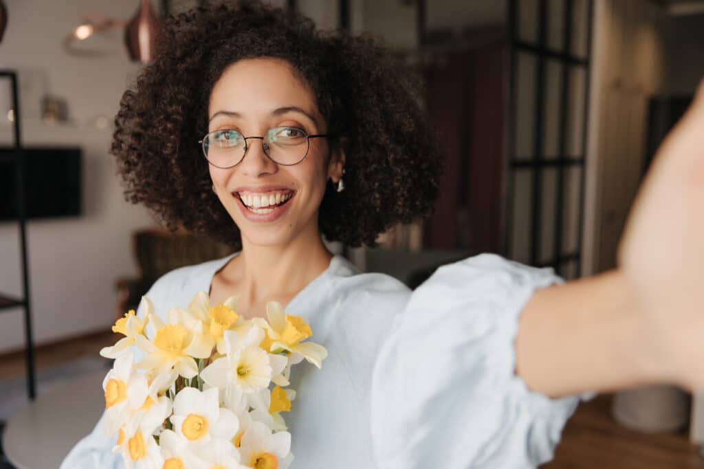 Noiva com óculos: como harmonizar o acessório com o vestido e a maquiagem?
